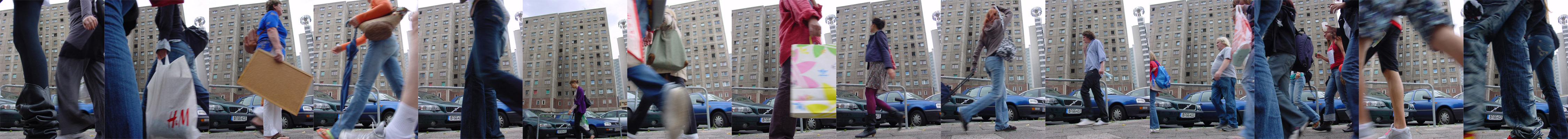 Menschen gehen - Häuser stehen